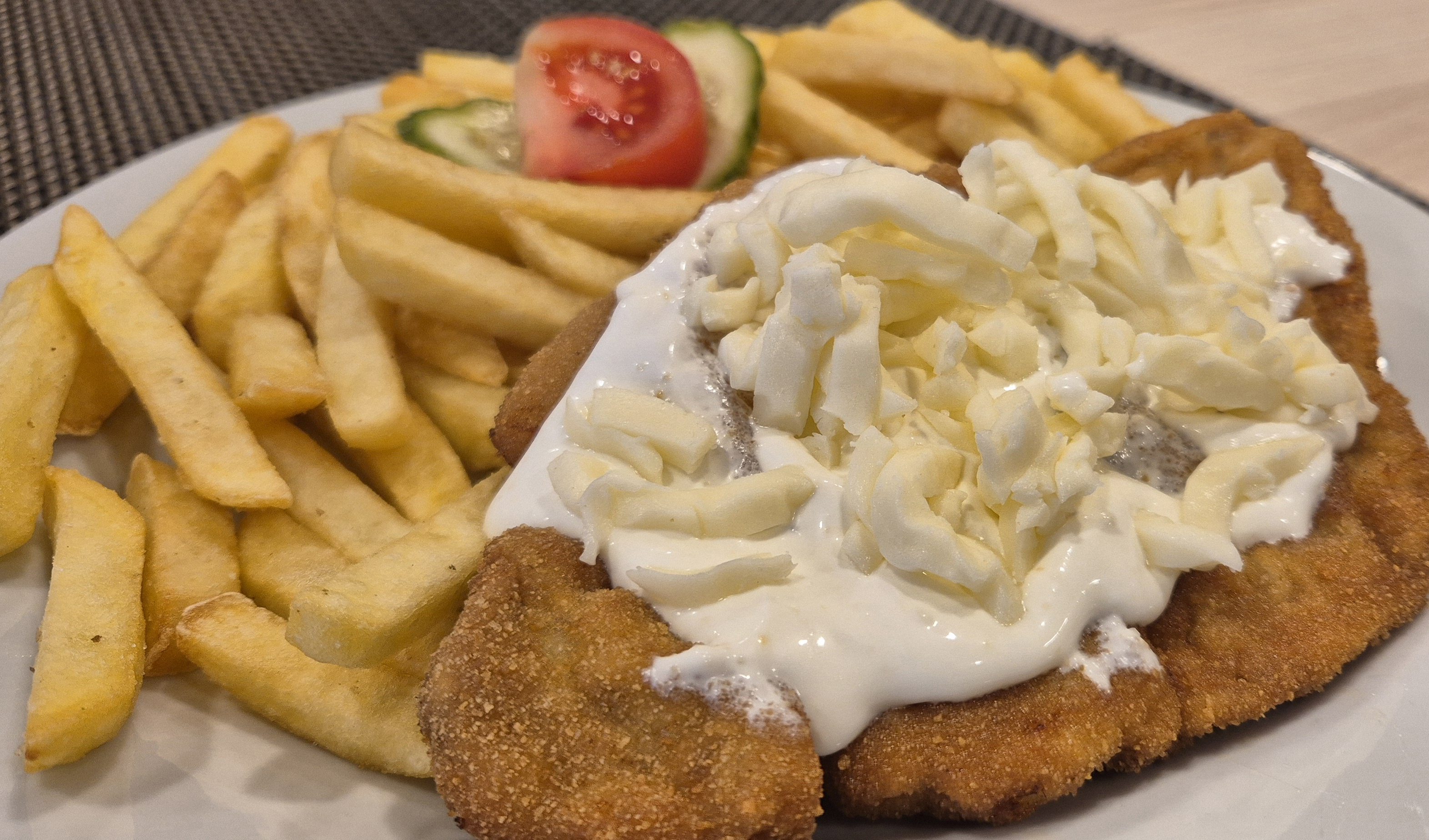 Rántott sertéskaraj fokhagymás tejföllel,sajttal, hasábbal(A,C,) - Gebratene Schweinelende mit Knoblauch-Sauerrahm,Käse mit Pommes - Breaded pork with garlic sour cream,cheese and French fries